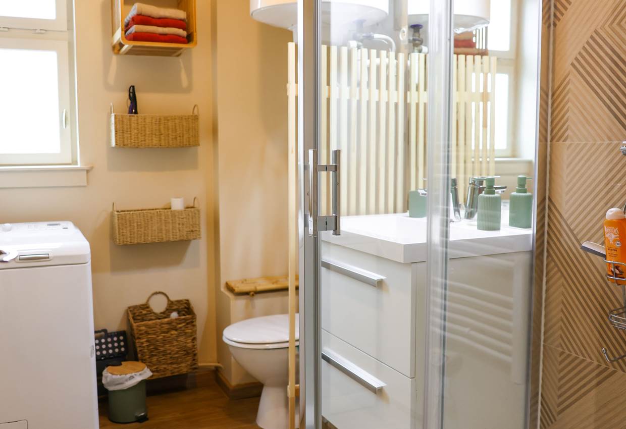 •	salle de bain avec douche à l’italienne