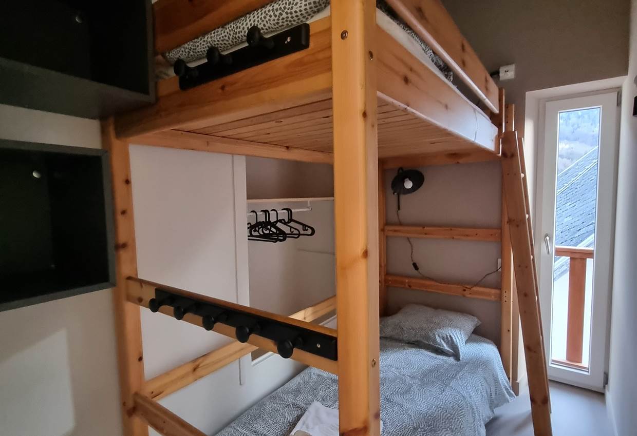 chambre avec lit mezzanine et lit supplémentaire