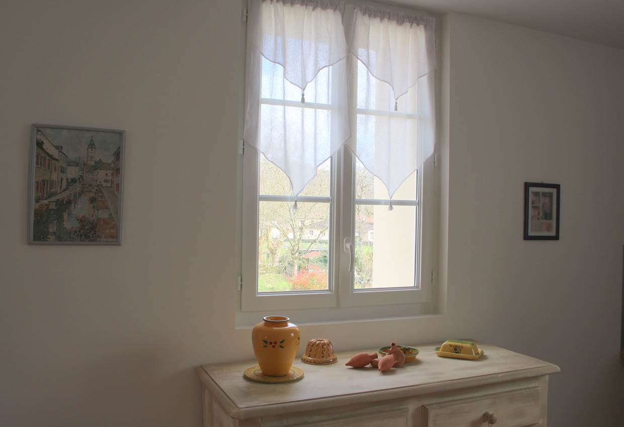 Détail buffet et fenêtre cuisine.