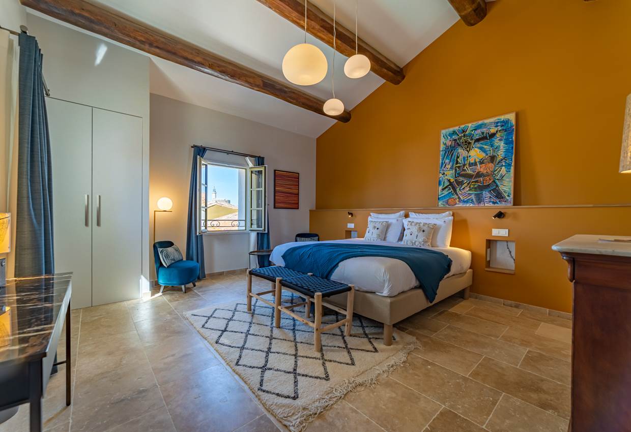 La chambre "Toit mon toit" avec sa fameuse vue. Vous apprécierez sa belle hauteur sous plafond qui donne à cette chambre une atmosphère unique