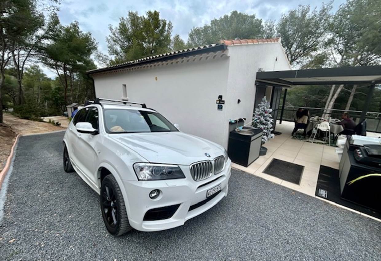 Place de parc privative devant l'entrée