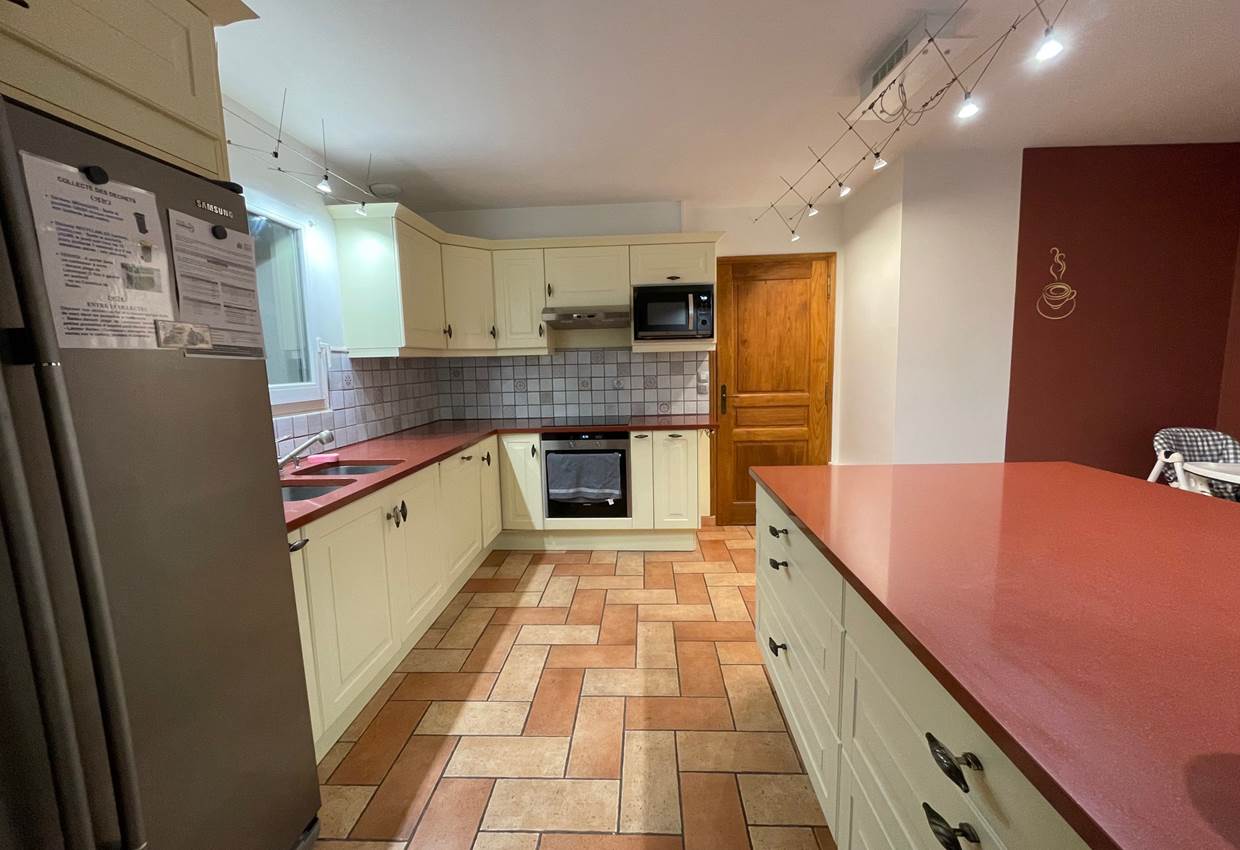 Grande-cuisine-repas-convivuax-maison-vacances-baden-morbihan