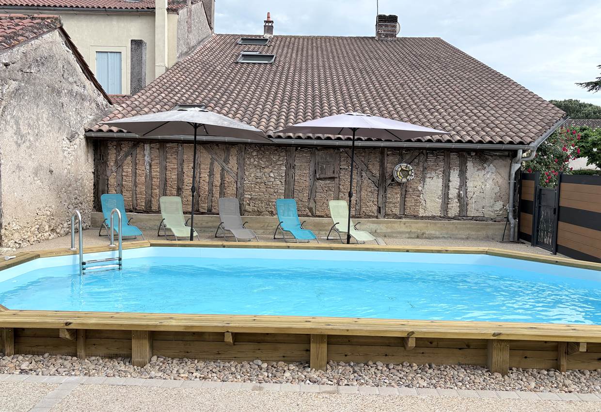 Piscine - transats - salon jardin - parasol