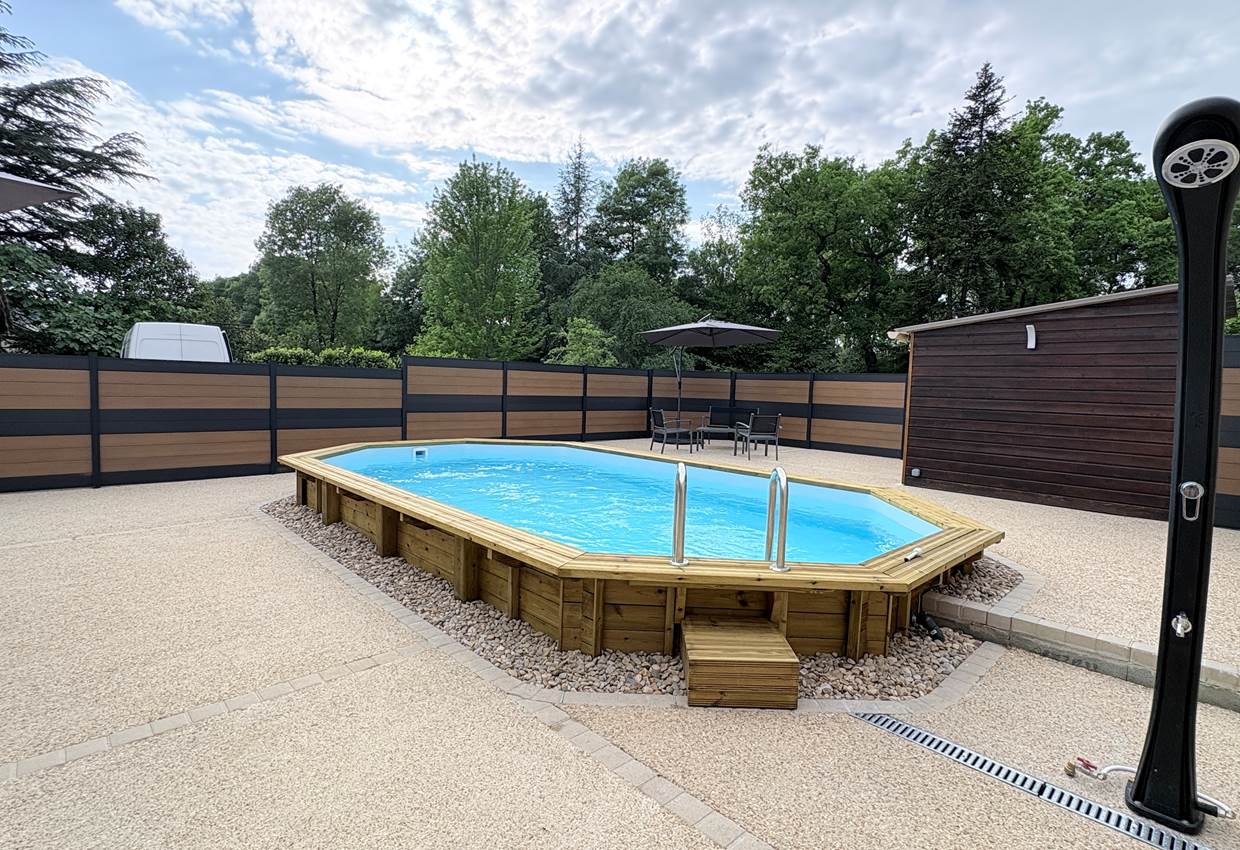 Piscine - transats - salon jardin - parasol