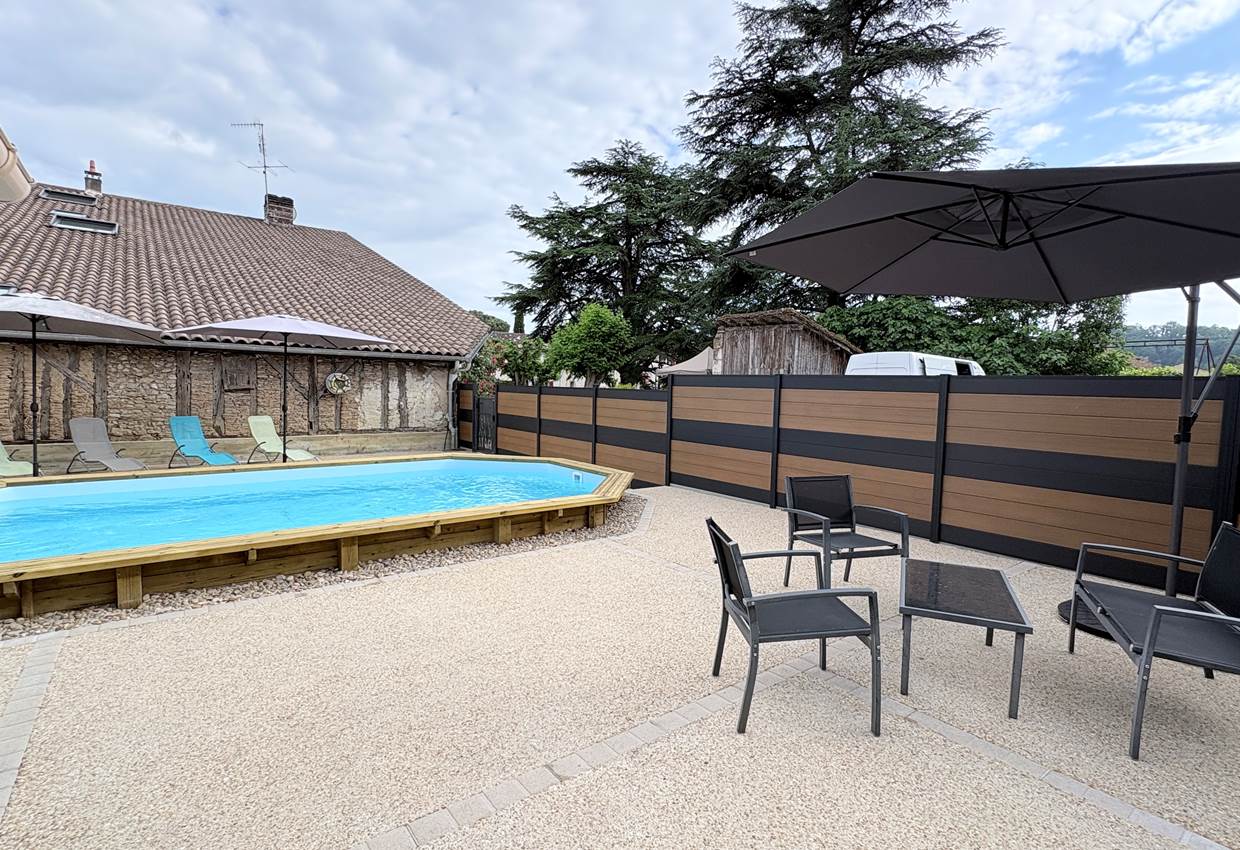 Piscine - transats - salon jardin - parasol