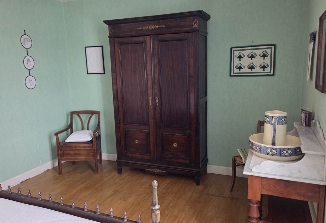 Chambre verte armoire et fauteuil