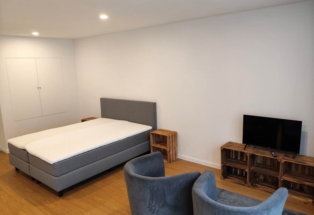 Lit 160 cm confortable et coin tv/salon/lecture