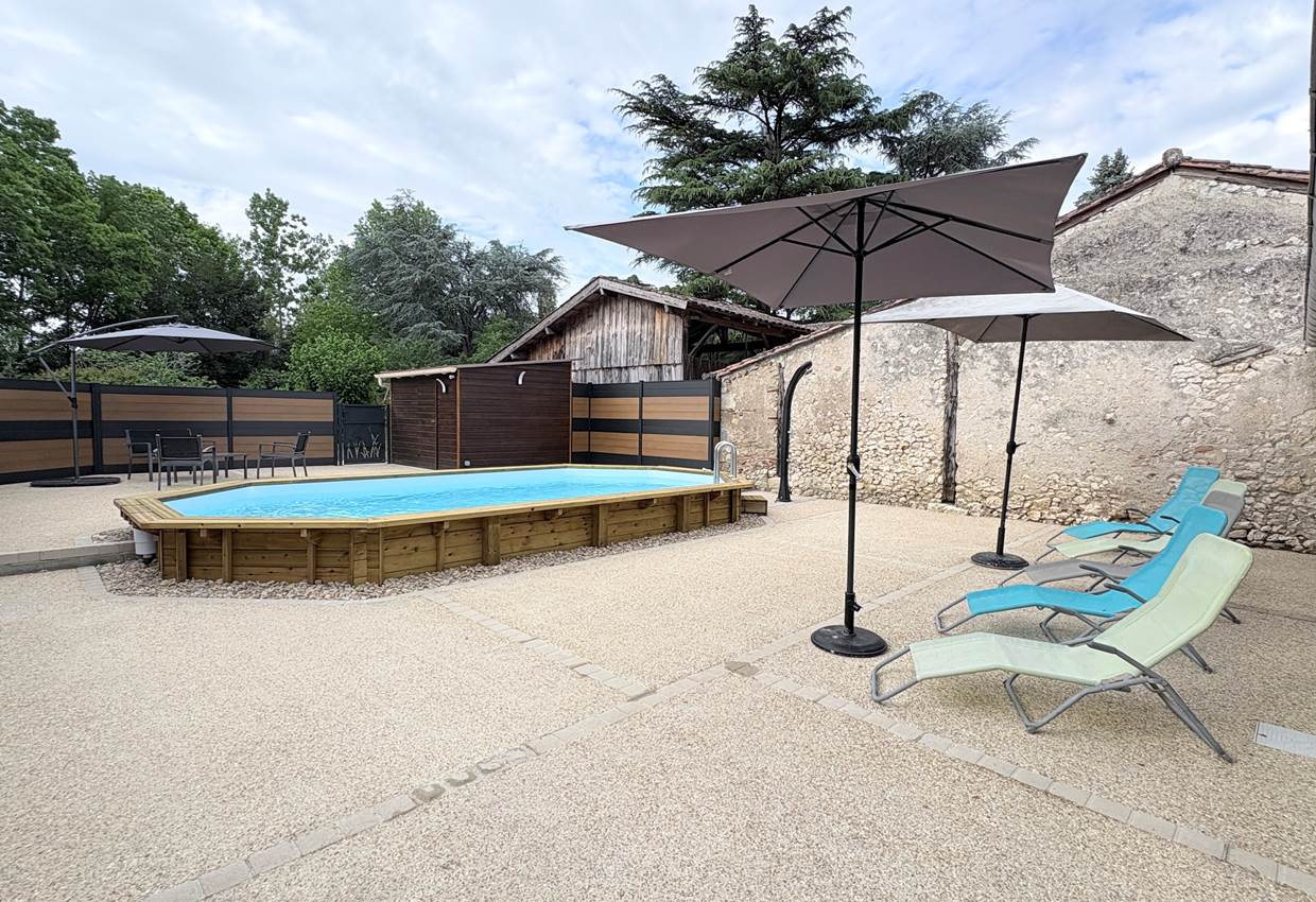 Piscine - transats - salon jardin - parasol