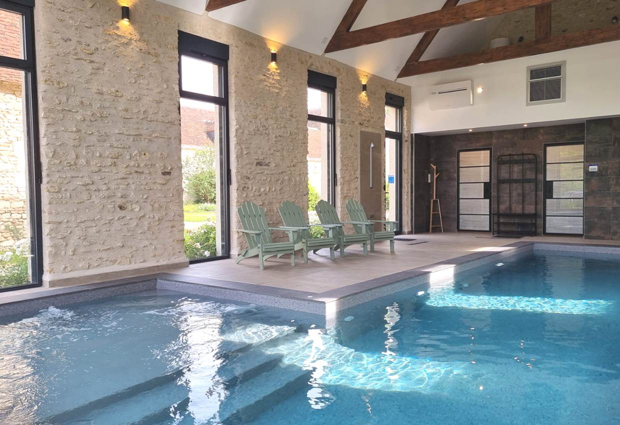 La Piscine d'hiver chauffée dans la grange et sa zone spa - Domaine des Cyclamens