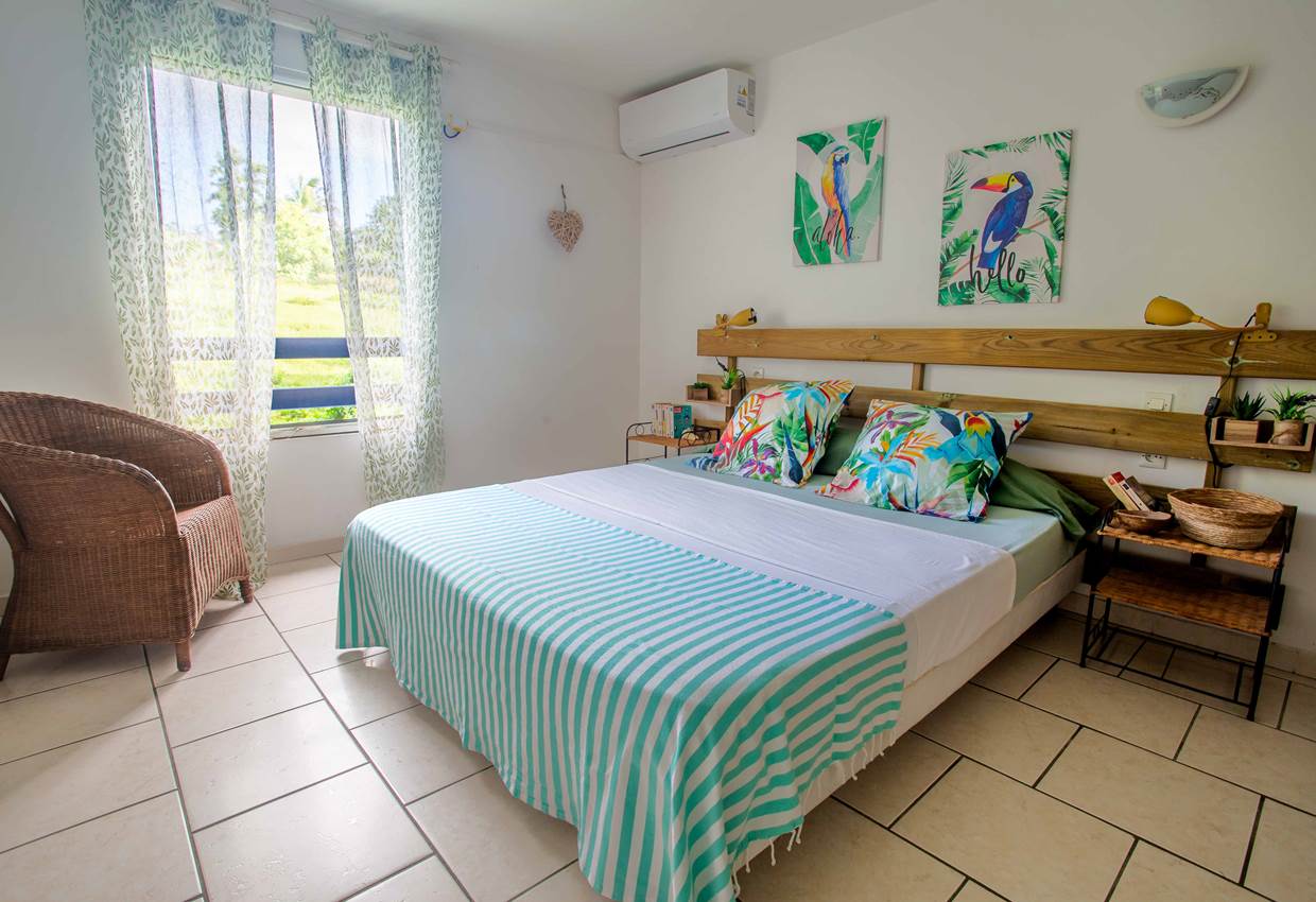 Gite-Bananier-chambre-parentale-detente