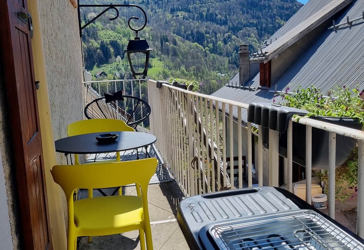 vue sur balcon aménagé (salon de jardin et barbecue)
