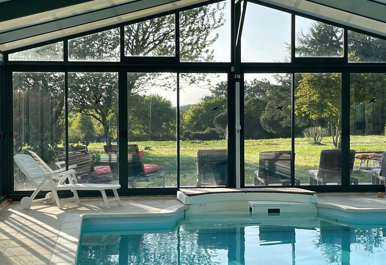 Piscine couverte chauffée vue sur le parc Baden Morbihan