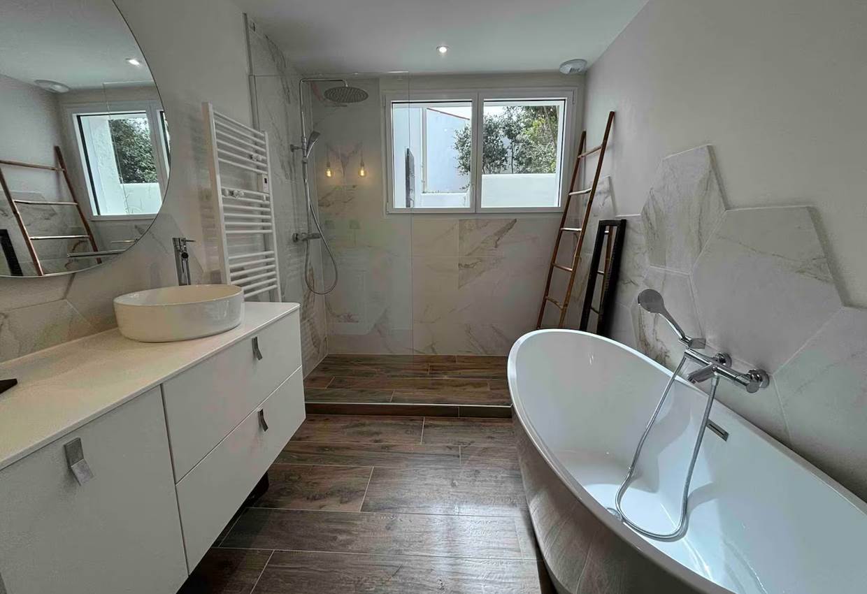 Villa La Canopée - Ile d'Oléron - salle de bain, douche à l'italienne, baignoire