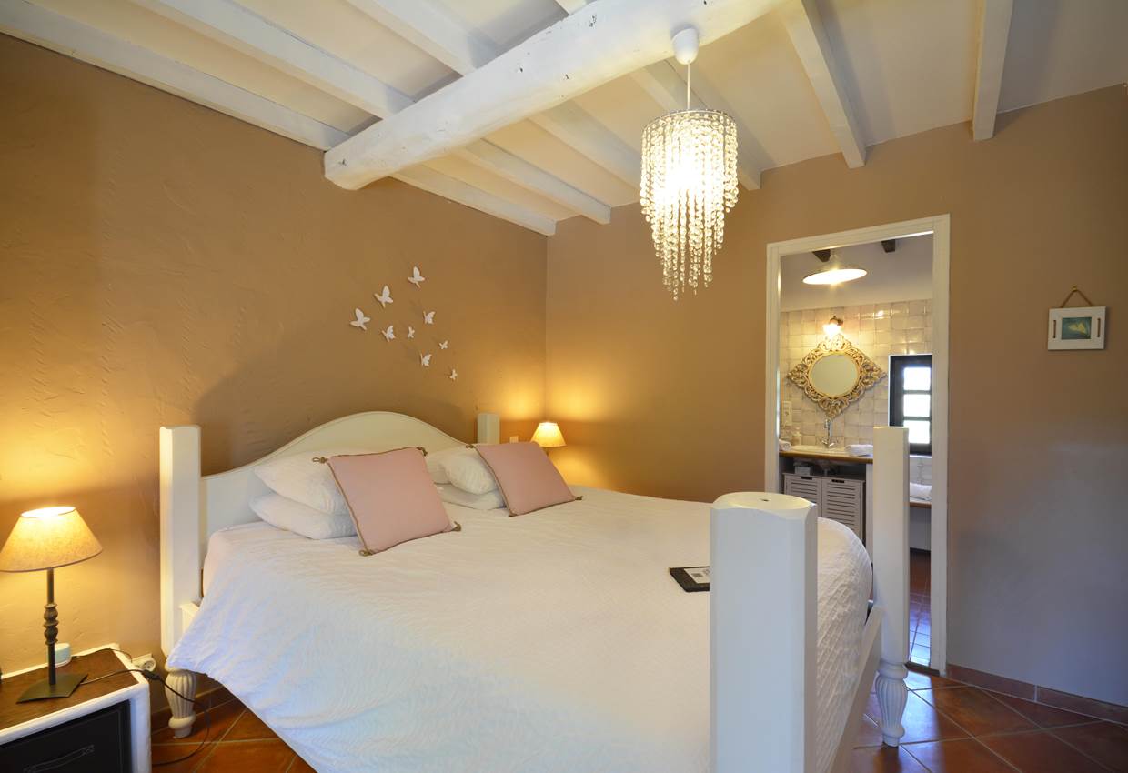 la chambre de mireille , lit queen size bed