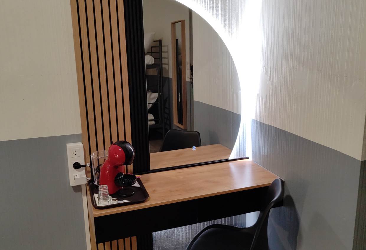 bureau, coiffeuse et courtoisie