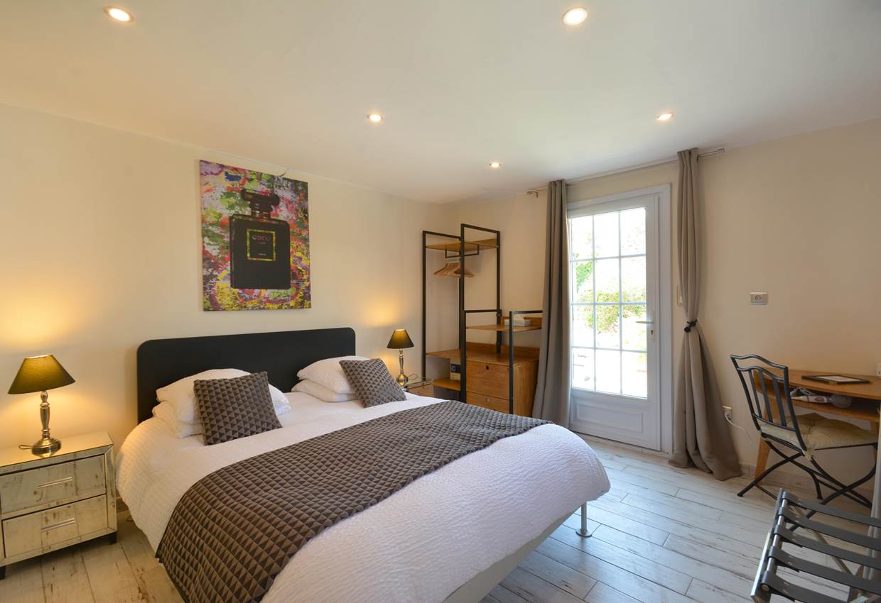 chambre de Julien , queen size bed