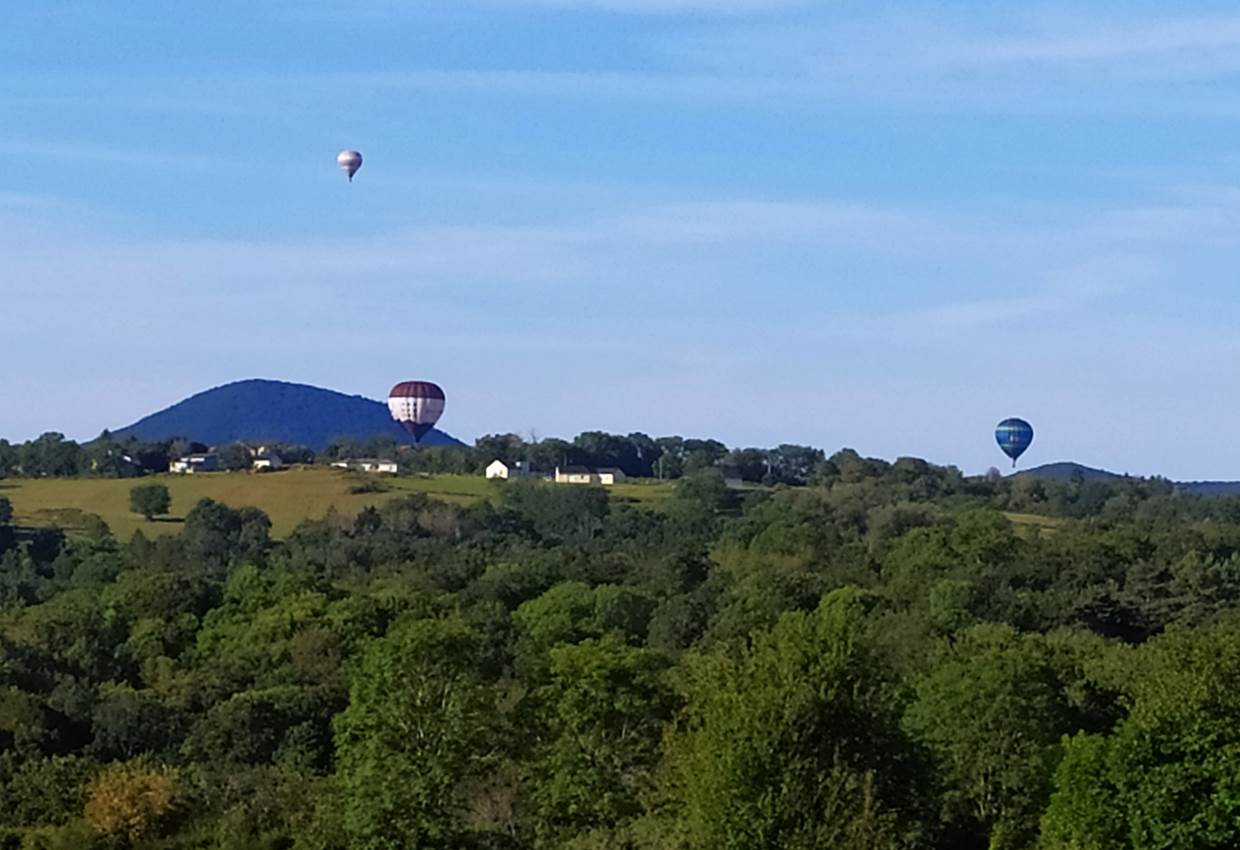Montgolfières  vues de la villa et l'appartement