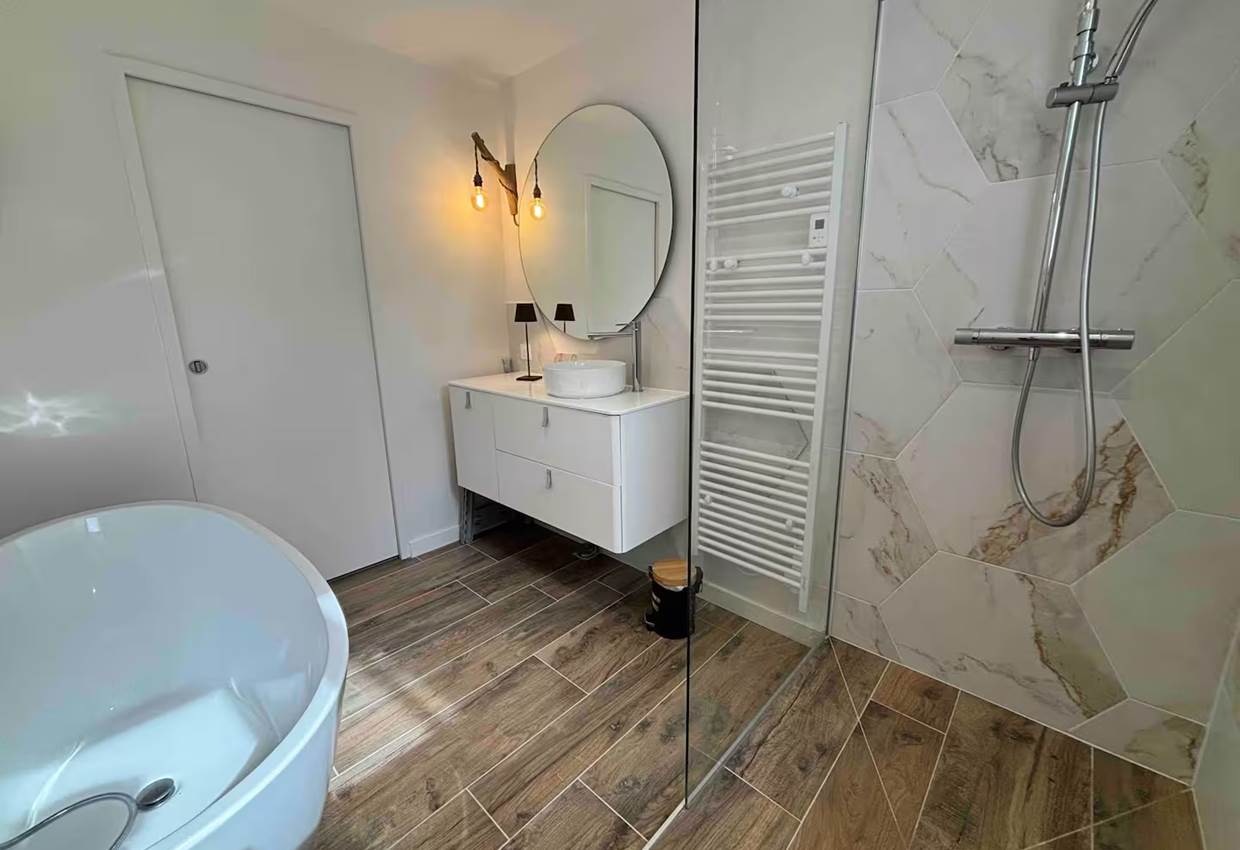 Villa La Canopée - Ile d'Oléron - salle de bain, douche à l'italienne, baignoire