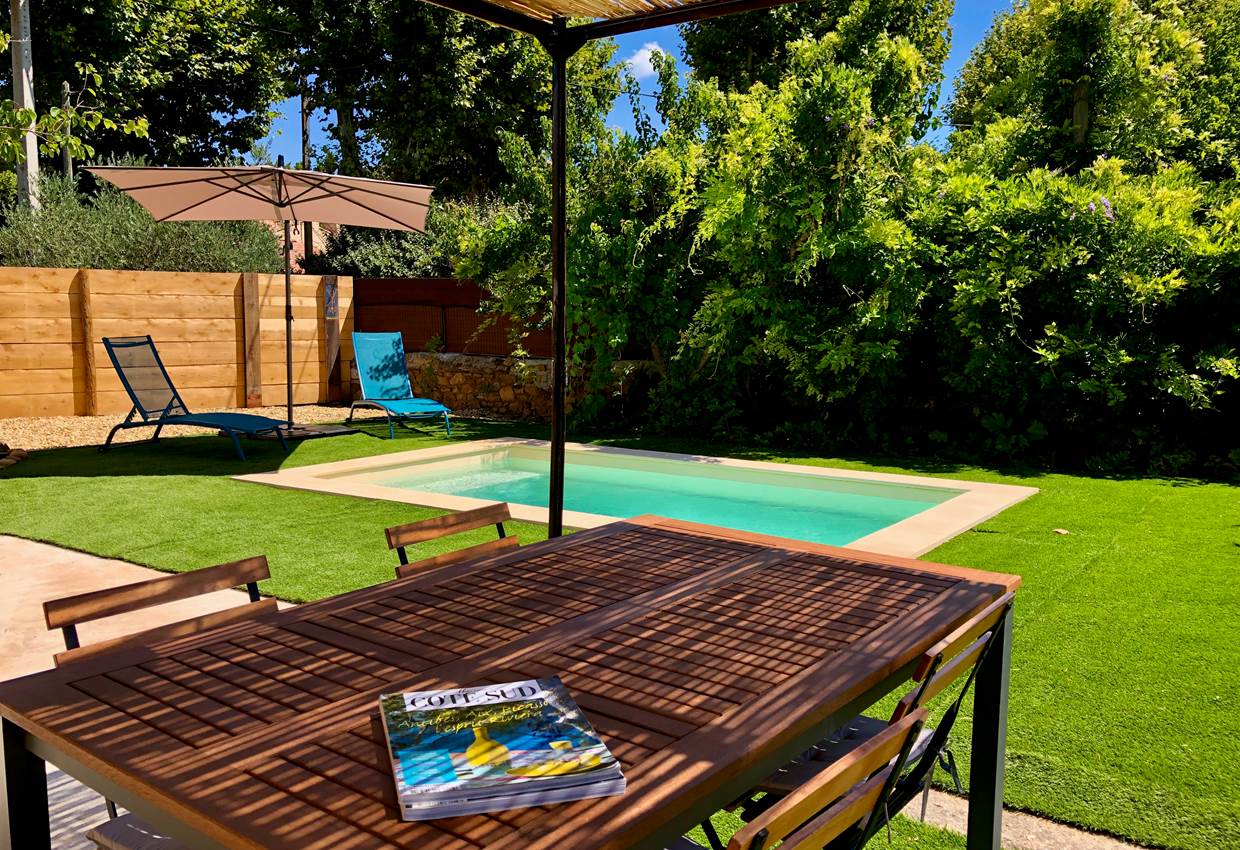 Coin repas au bord de la piscine privée