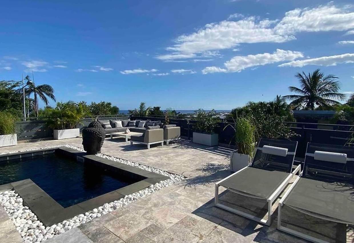 Piscine vue mer mer - bains de soleil