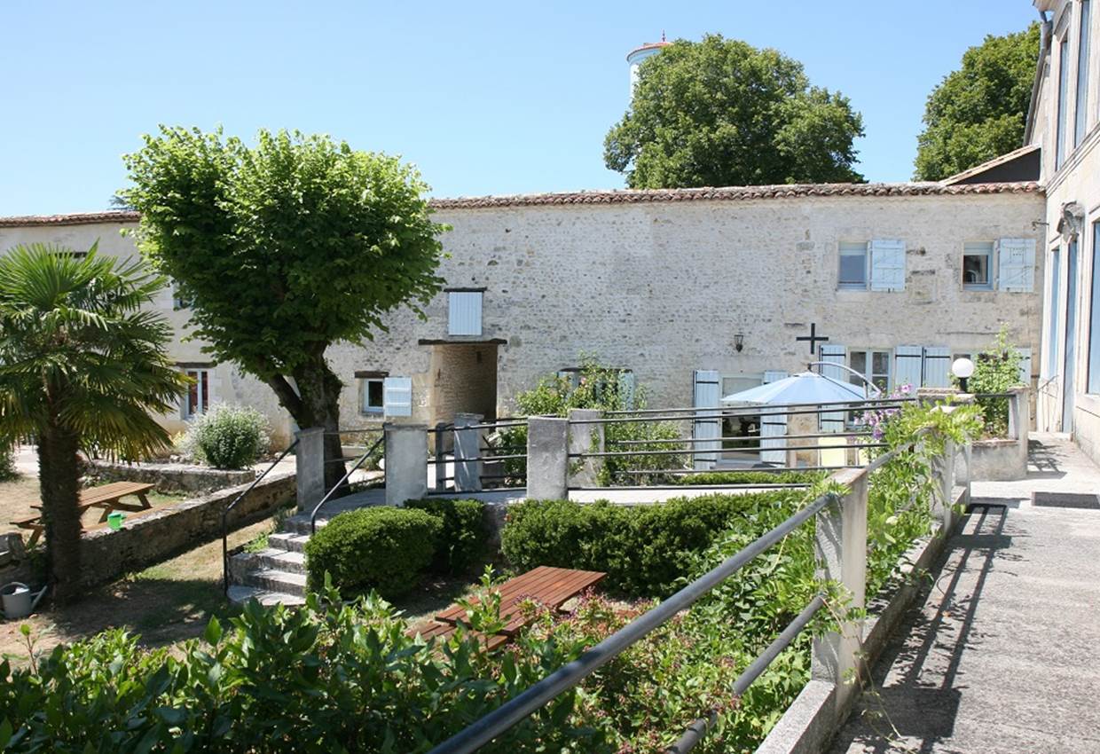 Alambique  façade et jardin