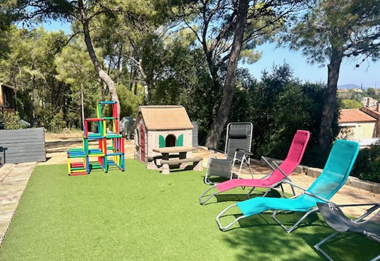 Jeux enfants en contrebas du terrain