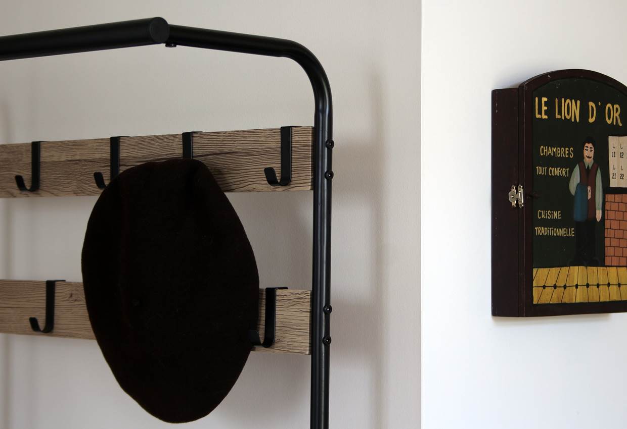 Détail porte-manteaux et boite à clés.