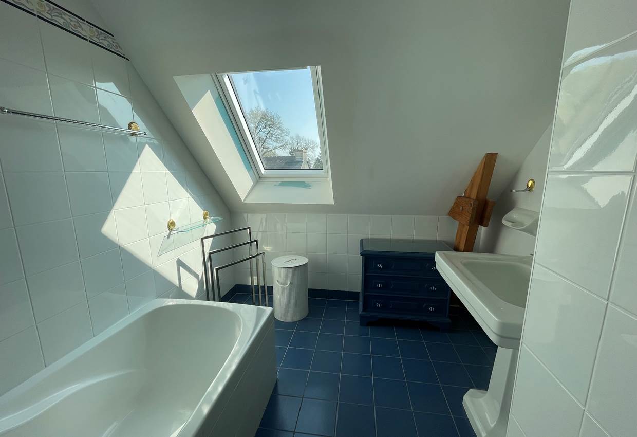Salle de bains étage maison vacances Bretagne.