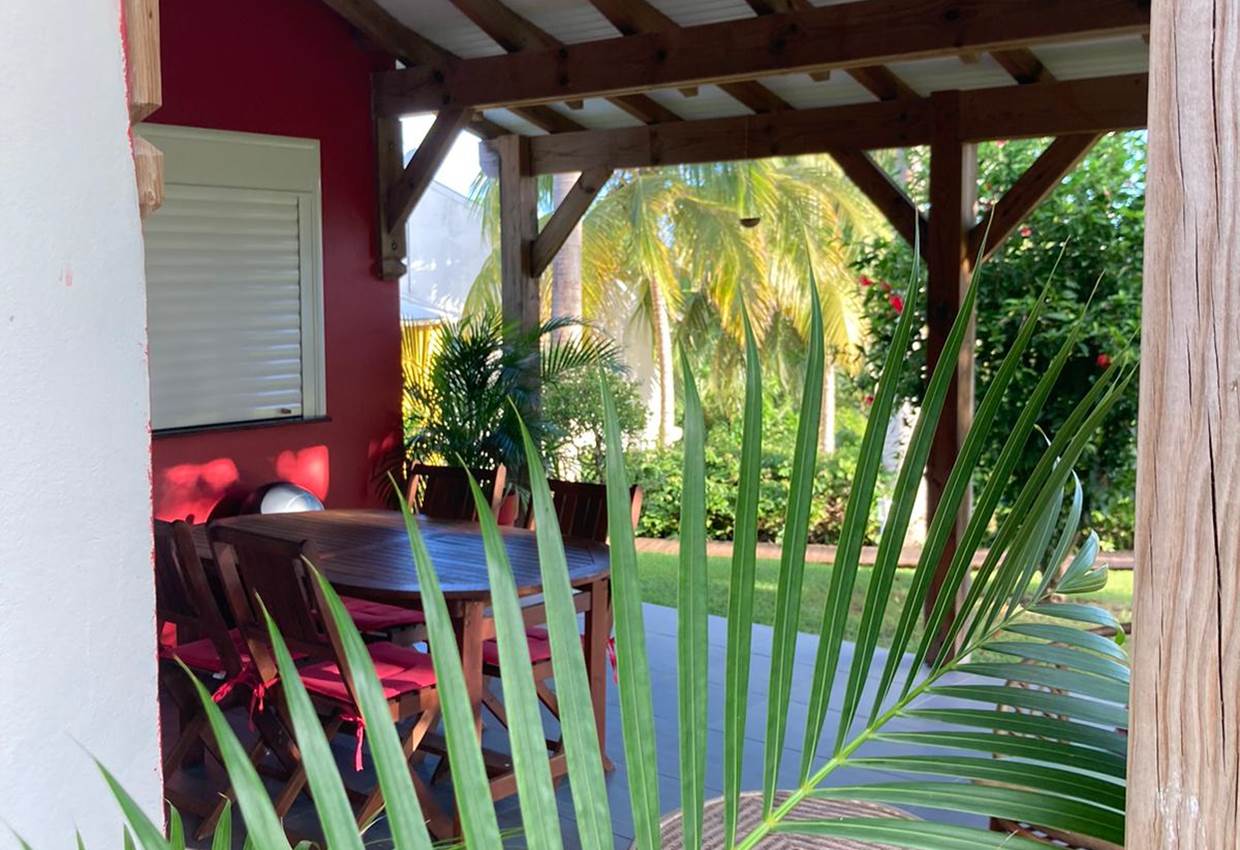 Villa-Hibiscus-terrasse-vue-jardin