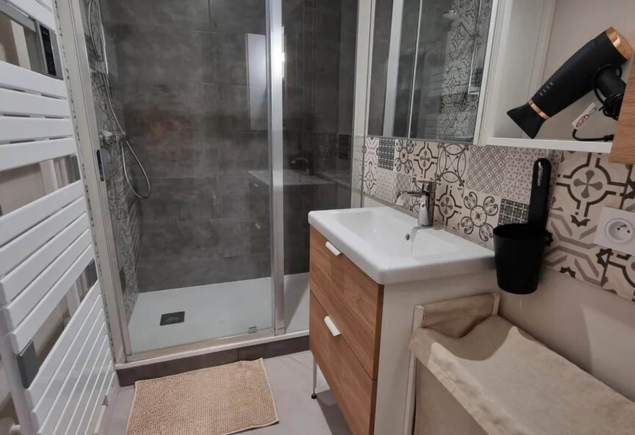 Salle de bains avec douche à l'italienne