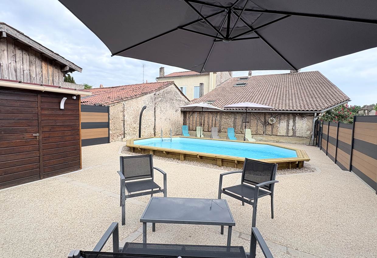 Piscine - transats - salon jardin - parasol