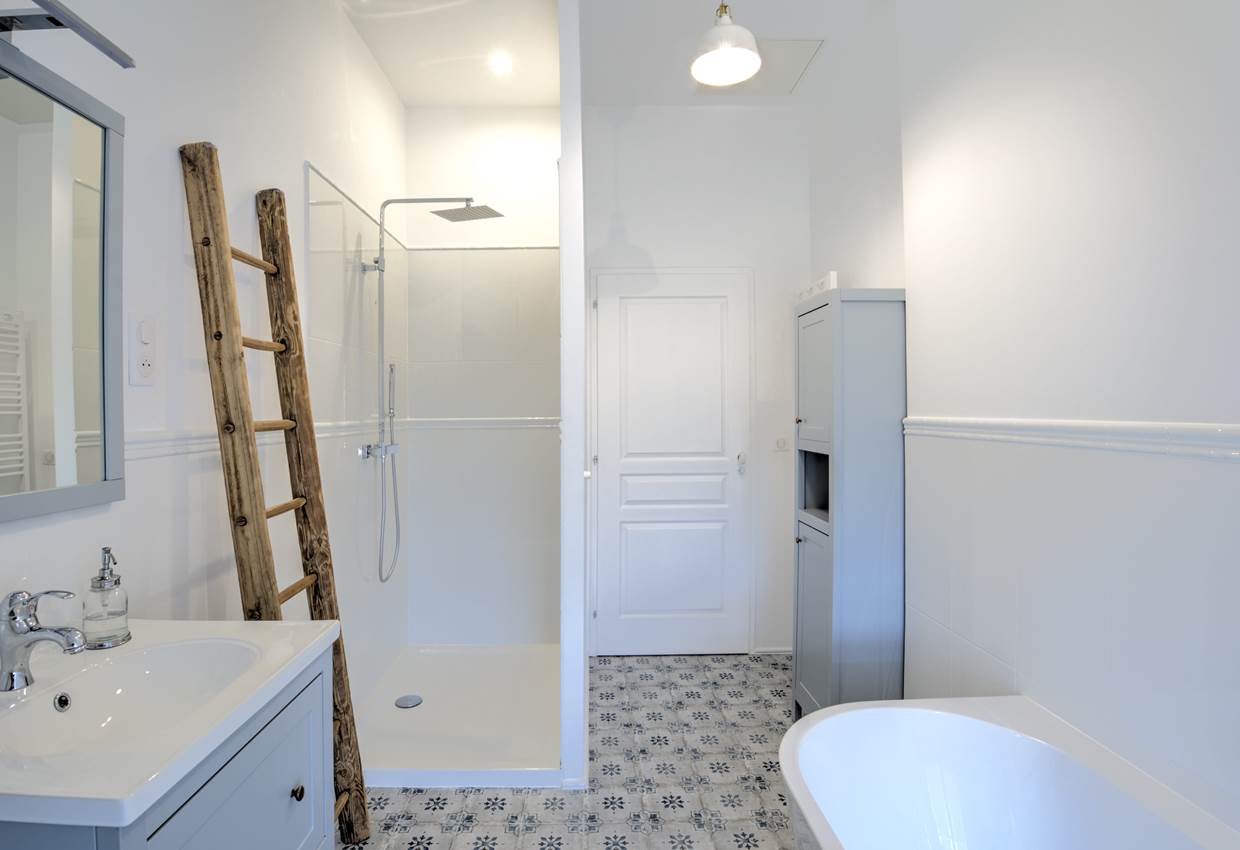 Vue de la grande salle de bain et douche  - Domaine des Cyclamens