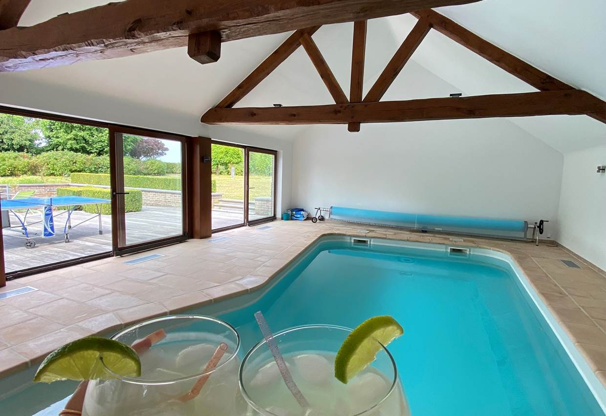 Piscine couverte, chauffée à minimum 24 degrés, salée, ouverte de 9 à 19h du 1er avril au 31 octobre