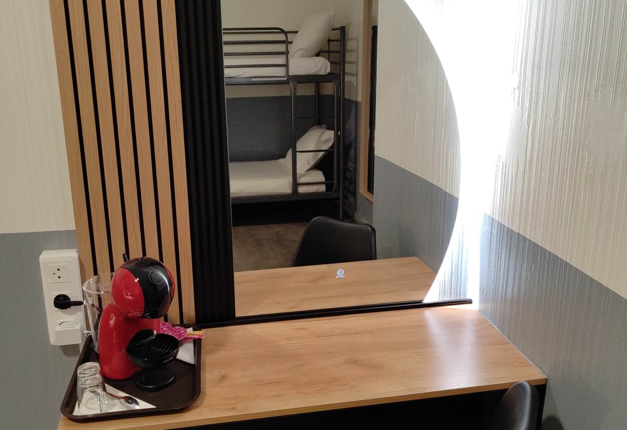 bureau, coiffeuse et courtoisie