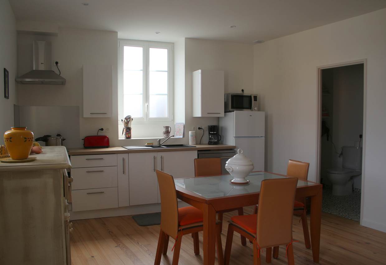 Le coin repas et la cuisine équipée.