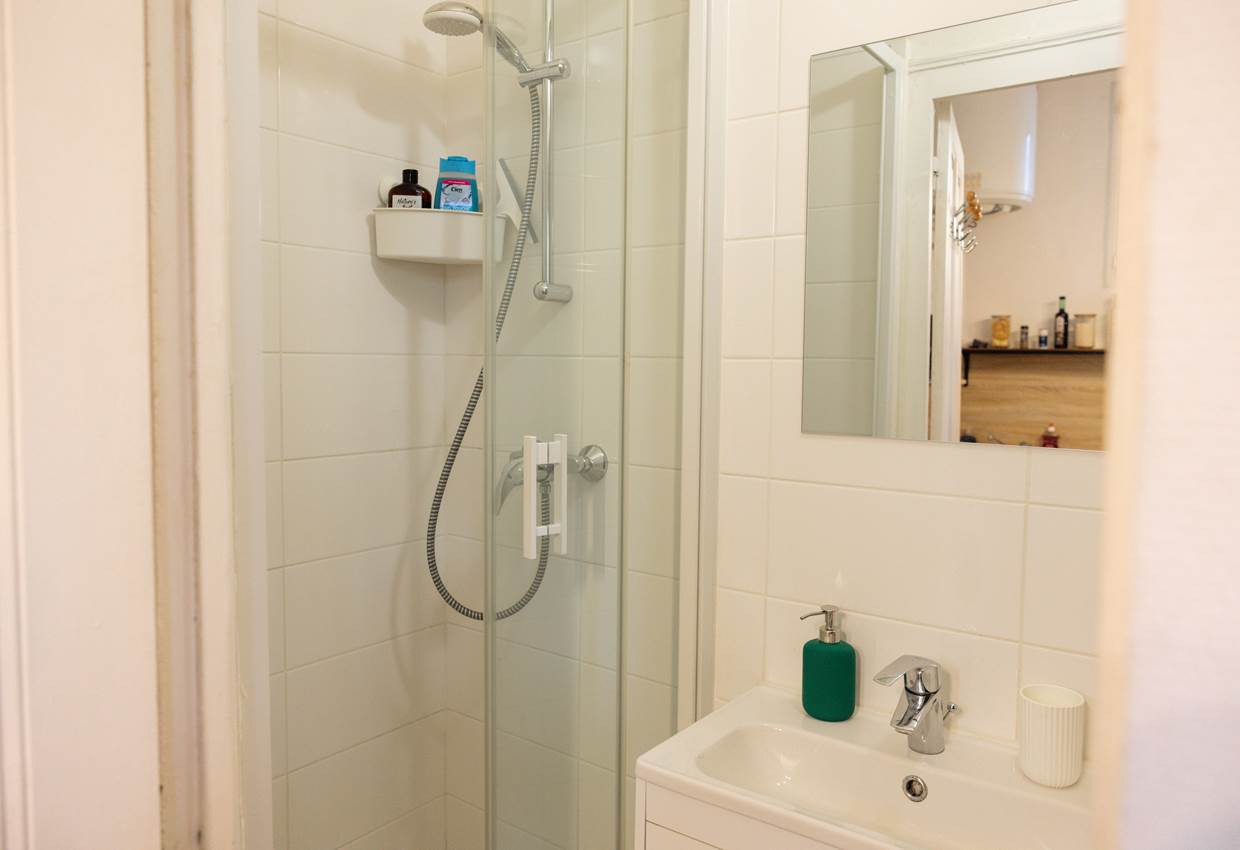 •	salle de bain avec douche à l’italienne