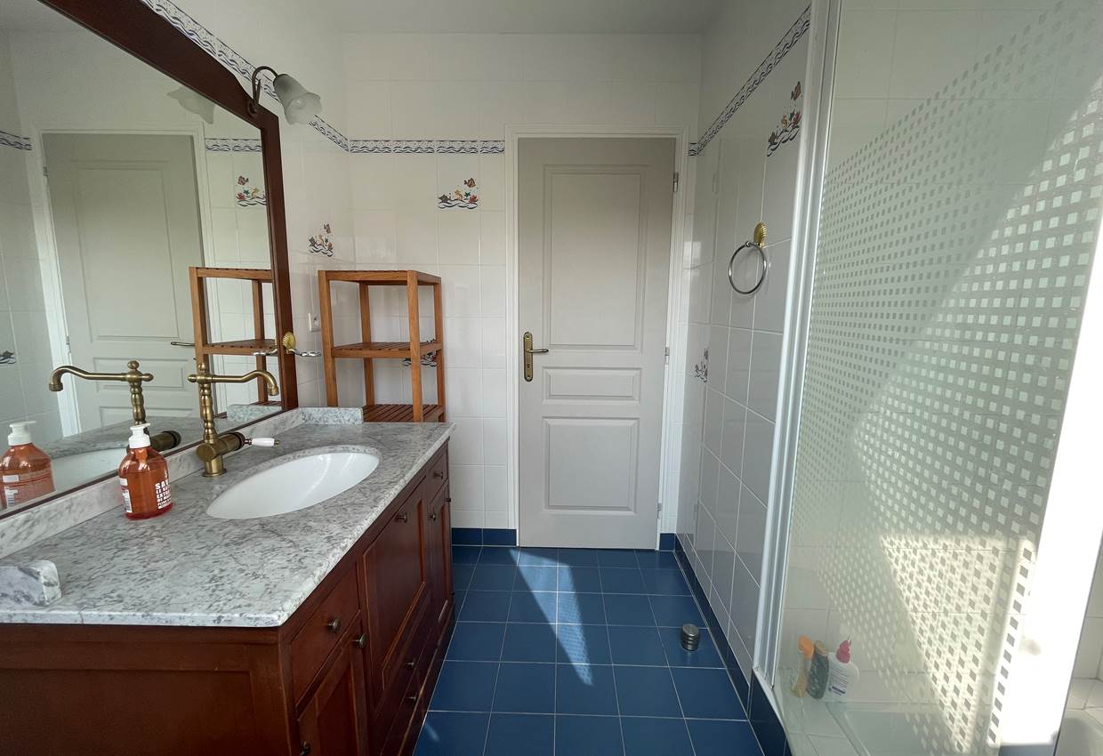 salle de douche étage lumineuse Baden maison de vacances