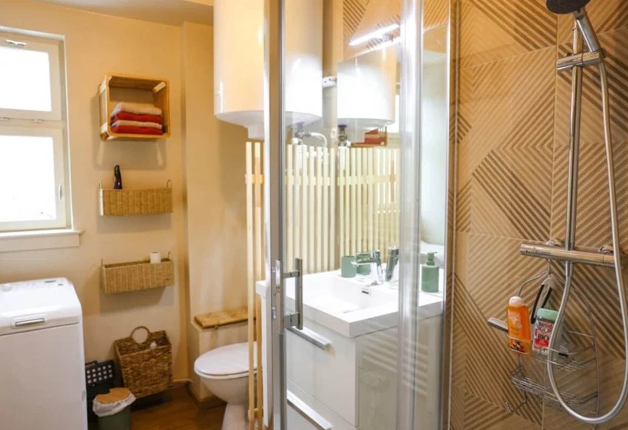 •	salle de bain avec douche à l’italienne