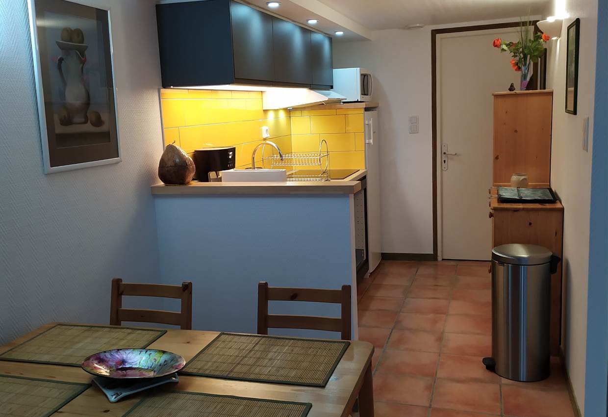 coin repas et coin cuisine de l'appartement