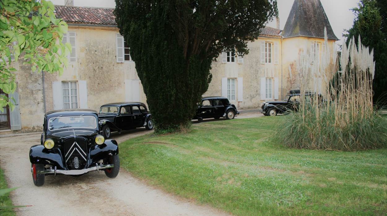 Le cortège des mariés prend place devant le Château de Seugnac.