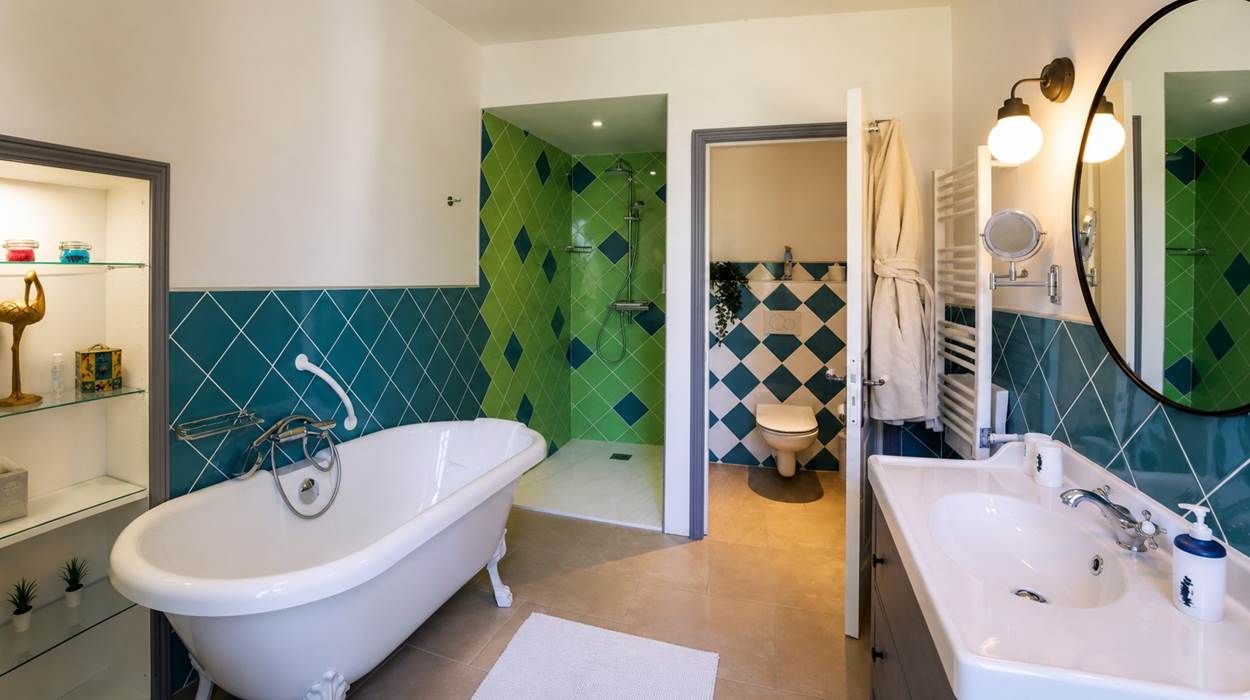 Une salle de bain lumineuse, pensée comme un moment de détente après la fête.