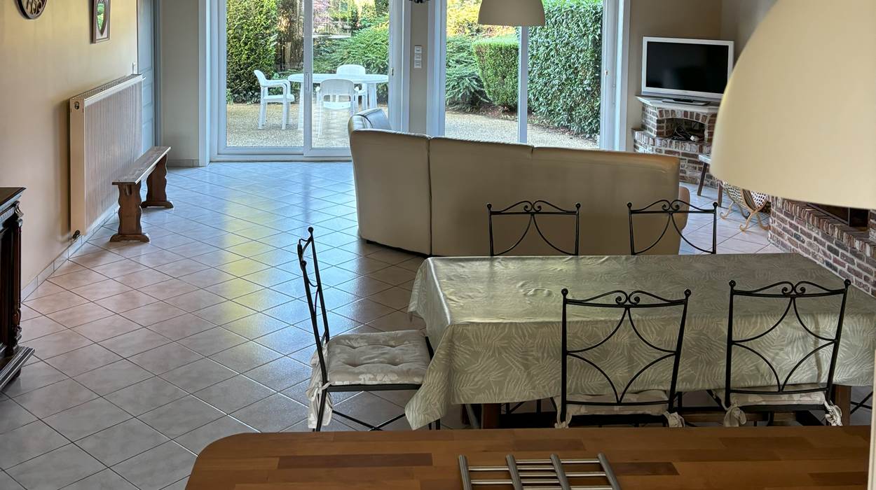 la salle à manger avec la table (rallonges disponibles)