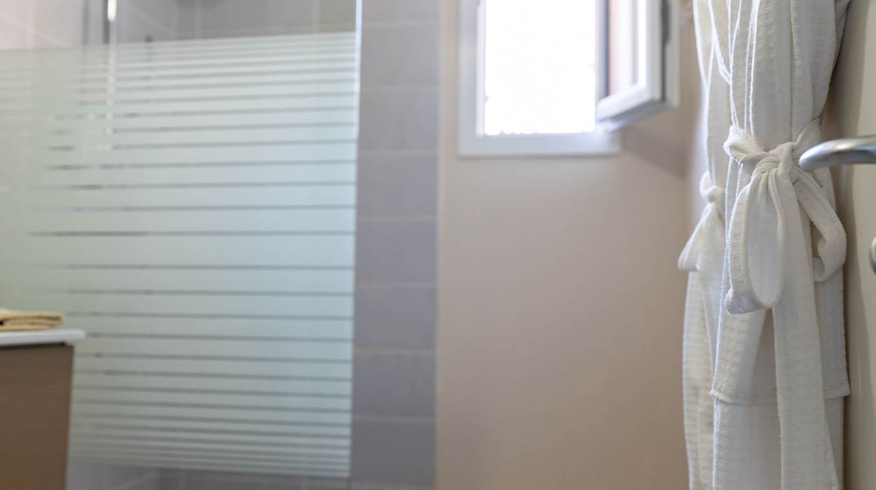 Chambre avec Salle de douche et WC  - La Villa des Raspes