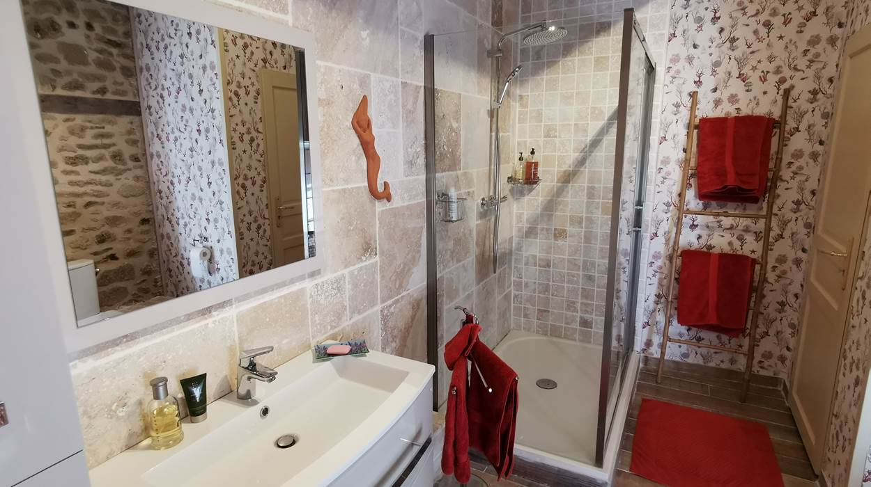 Les Hirondelles la salle de bain avec sa douche à l'italienne