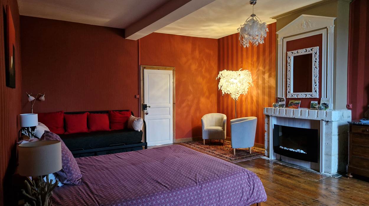 La chambre Rubis mêle lumière feutrée et élégance ancienne.