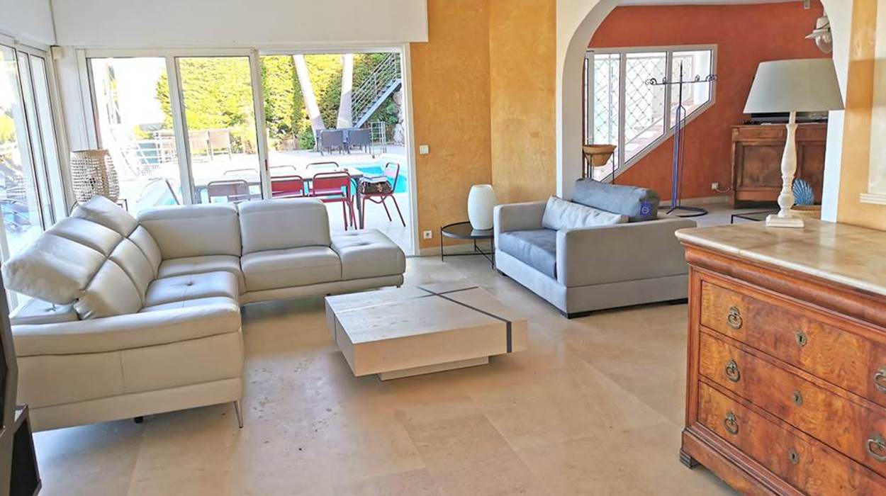 Salon contemporain à Super Cannes