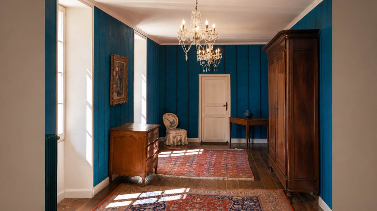 Entre lumière, tapis anciens et lustres, le château dévoile l’élégance de ses chambres.