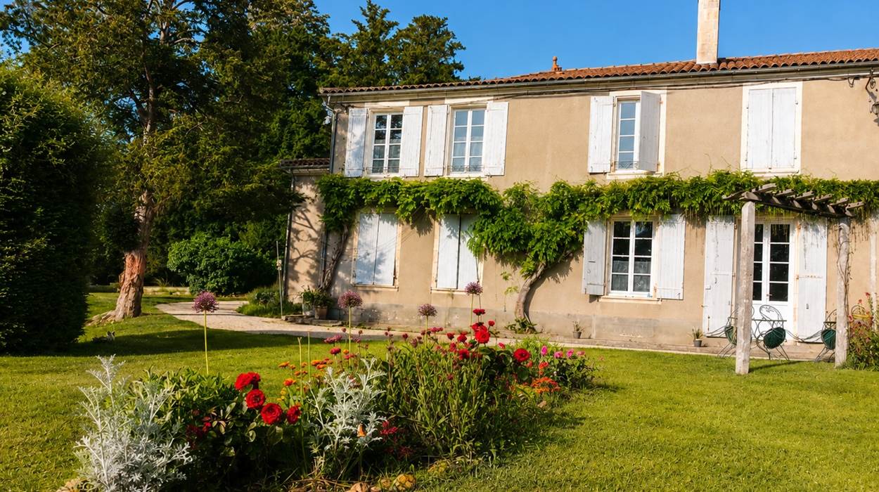 L’arrière du Château de Seugnac et ses massifs deviennent l’écrin du vin d’honneur.