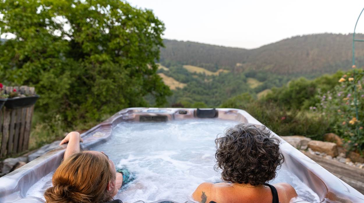 Jacuzzi extérieur privatif à la chambre Cocon Orzals & Spa - La Villa des Raspes