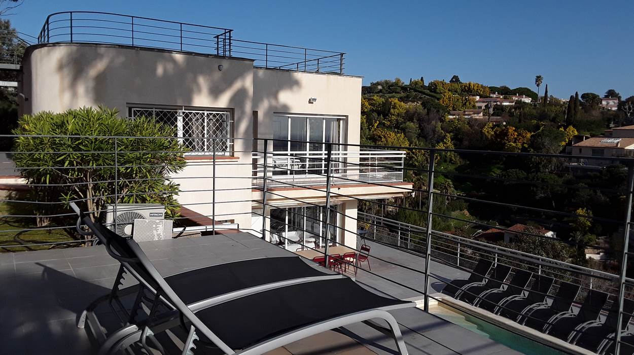 Espace transats pool house villa luxe